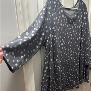 Kim & Cami Gray and White Bell Sleeve Tunic